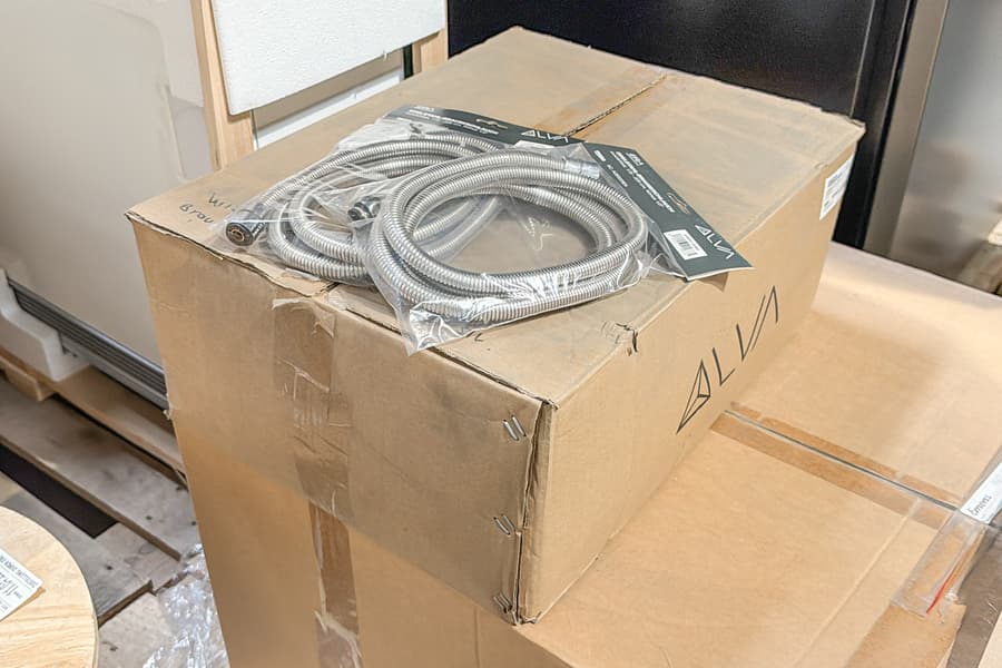 Karton mit 50 Edelstahl Brauseschläuchen ALVA Era